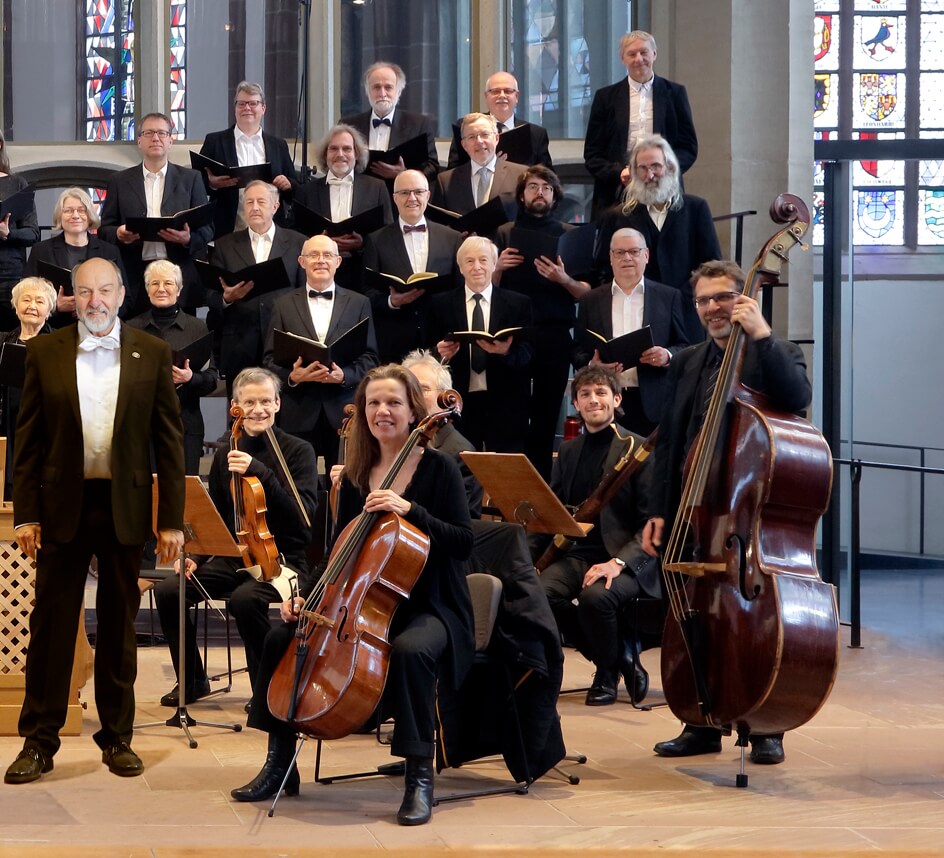 ...Kurz vor einem Konzert: Fototermin :D Ein Teil des Kasseler Bachchor kurz vor einem Konzert