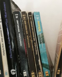 Lesen! Aw yeah. Ein paar Buchrücken, es handelt sich dabei um alte Science-Fiction Taschenbücher, die meisten von Ursula LeGuin.